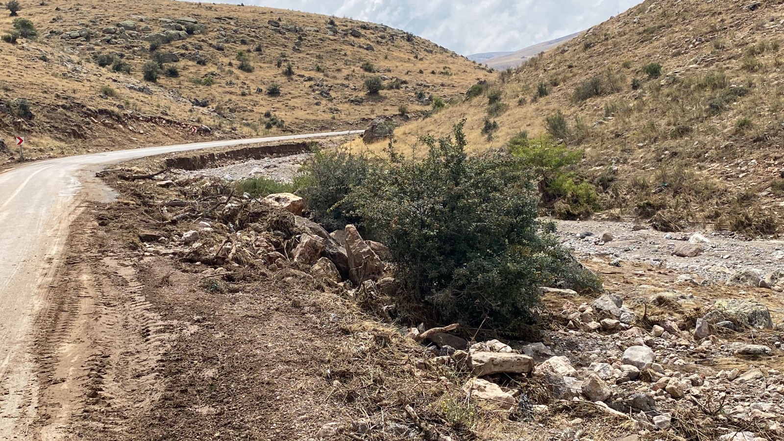 Sel ve heyelanın izleri silinmeye çalışılıyor